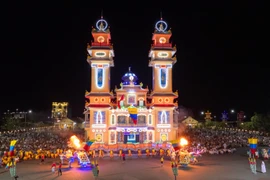 Trung thu về Tây Ninh tham dự Hội yến Diêu trì Cung và thưởng thức đêm nhạc Cẩm Ly