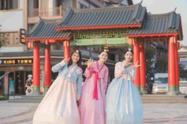 Chuyến du lịch ‘vòng quanh thế giới’ tại vũ trụ vui chơi - giải trí phía Đông Hà Nội