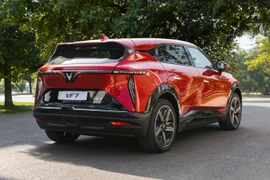 Chủ xe VinFast VF 7: ‘Mua xe tháng này tôi tiết kiệm được cả trăm triệu đồng’