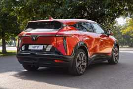 Chủ xe VinFast VF 7: ‘Mua xe tháng này tôi tiết kiệm được cả trăm triệu đồng’