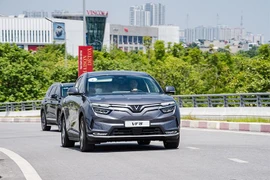 Hàng nghìn khách xếp hàng để lái thử VF 8, nhiều người tranh thủ 'chốt cọc' sớm