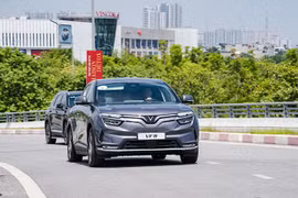 Hàng nghìn khách xếp hàng để lái thử VF 8, nhiều người tranh thủ 'chốt cọc' sớm