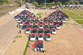 Kỷ lục Việt Nam: 100 xe ô tô điện VF e34 chinh phục địa đầu Tổ quốc