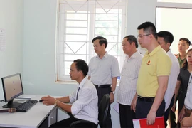 Cõng…loa lên núi cùng người dân phòng chống dịch Covid-19