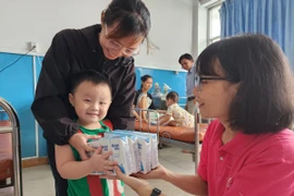 Trao gần 1,2 triệu ly sữa tươi Dalatmilk tại các bệnh viện, trường học khu vực phía Nam