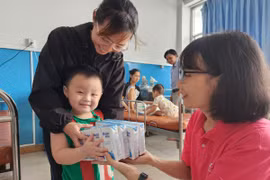 Trao gần 1,2 triệu ly sữa tươi Dalatmilk tại các bệnh viện, trường học khu vực phía Nam