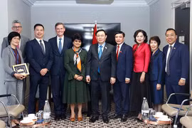 Chủ tịch Quốc hội Vương Đình Huệ gặp mặt các lãnh đạo của Prudential trong chuyến thăm Vương quốc Anh