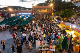 'Độc lạ' phiên chợ trên núi Bà Đen, khách tấp nập mua hàng bằng lá bồ đề 