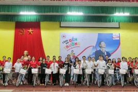 Chương trình ‘Cùng em đến trường’ đồng hành cùng học sinh nghèo hiếu học tại Hà Nội