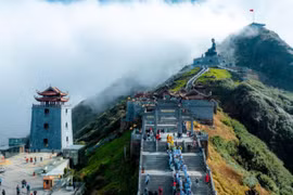 Linh thiêng Lễ vía Đức Phật A Di Đà tại Fansipan