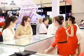 Khu gian hàng DOJI và Thế Giới Kim Cương tấp nập khách mua sắm tại Hội chợ VIJF 2022