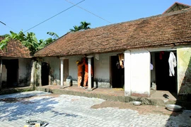 EVNHANOI sửa chữa, lắp đặt hệ thống điện cho 100% hộ nghèo thuộc huyện Thanh Oai 