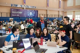 Nữ sinh làm thiết bị định vị cho người khiếm thị nhận học bổng 100% của VinUni