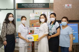 Vinamilk gửi tặng sữa và nhiều phần quà yêu thương đến với các “chiến binh nhí” tại Bệnh viện Trưng Vương