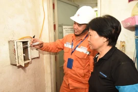 EVNHANOI tăng cường hướng dẫn người dân Thủ đô sử dụng điện an toàn, tiết kiệm