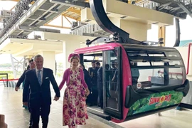 Nhà vua và Hoàng hậu Bỉ ngắm nhìn cảnh đẹp Cát Bà từ trên không