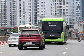 Vinbus thử nghiệm lộ trình trên đường phố Thủ đô trước khi chính thức vận hành