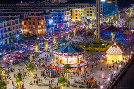 Trải nghiệm vui chơi phong cách ‘chill - sang - chất’ tại Phố đi bộ - Công viên Vũ Yên