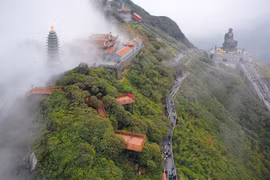 Nắng nóng khiến Sa Pa là điểm đến hút khách bậc nhất hè này