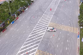 Màn đua nghẹt thở của VF e34 tại giải đua Gymkhana bằng xe điện đầu tiên