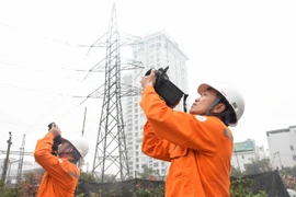 Thợ điện Thủ đô luôn sẵn sàng ổn định nguồn điện cho người dân đón năm mới an vui, hạnh phúc