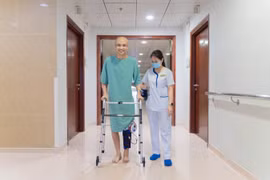 Hành trình vượt ngàn cây số giành lại đôi chân cho con mắc ung thư xương