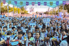 Niềm vui bất ngờ ngày khai giảng dành tặng học sinh khó khăn tỉnh Bến Tre