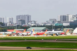 Kinh tế cất cánh cùng những đường băng: Từ câu chuyện thế giới