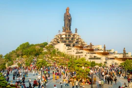 Người miền Nam thích thú với một ngày gặp gỡ các ca sĩ nổi tiếng, xem bắn pháo hoa, và giải nhiệt tại núi Bà Đen