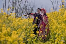 Sa Pa: Du khách mê mẩn check in đồi hoa cải vàng tại Fansipan