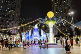 Ngắm đèn lồng hoa đăng khổng lồ, tận hưởng không gian Trung thu rực rỡ sắc màu ở Vincom