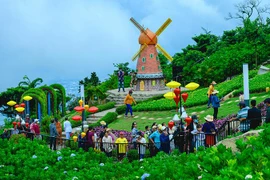 Hàng chục ngàn người đổ về núi Bà Đen dịp hội trăng rằm Trung thu vừa qua