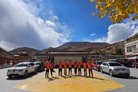 VinFast VF 8 chinh phục Tây Tạng: ‘Tự hào là đoàn xe điện Việt Nam đầu tiên lăn bánh tại Trung Quốc’