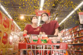 Theo chân Á hậu Tú Anh sắm Tết an toàn, săn “trâu vàng” 20 tỷ đồng trên VinID