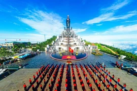 Núi Bà Đen tấp nập du khách, đỏ rực cờ hoa trong kỳ nghỉ lễ 2/9