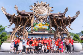 Du khách phấn khích check in với quầy buffet thời 'bao cấp' tại Ba Na Hills