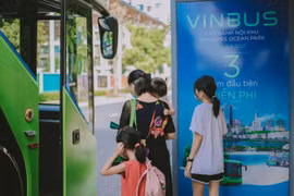 Người Hà Nội đi muôn nơi, rong chơi thỏa thích trên xe buýt điện VinBus