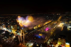 Hàng trăm ngàn người háo hức ngắm pháo hoa, vui chơi tại quảng trường biển Sầm Sơn