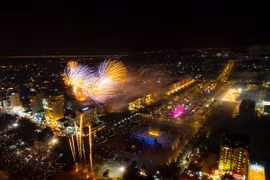 Hàng trăm ngàn người háo hức ngắm pháo hoa, vui chơi tại quảng trường biển Sầm Sơn