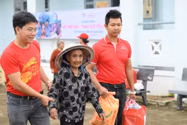 Hơn 1.500 khách hàng Prudential đóng góp gói an sinh tặng bà con nghèo tại Yên Bái và Sóc Trăng