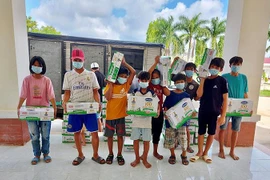 Quỹ sữa Vươn cao Việt Nam mang lại nụ cười hạnh phúc cho trẻ thơ trong mùa dịch