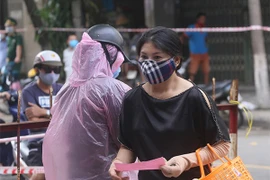 Dịch Covid–19 bước sang giai đoạn 2: Vì sao người dân không còn “khuân cả siêu thị về nhà” như trước?