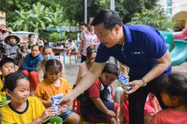 Vinamilk thắp sáng mùa trăng, gửi trọn yêu thương đến trẻ em Việt