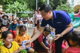 Vinamilk thắp sáng mùa trăng, gửi trọn yêu thương đến trẻ em Việt