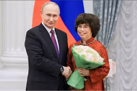 Anh hùng Lao động Thái Hương được Tổng thống Liên bang Nga Vladimir Putin trực tiếp trao tặng Huân chương Hữu nghị