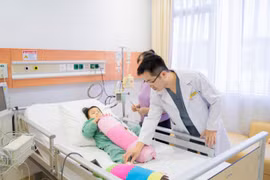 Trẻ mắc bệnh tim bẩm sinh không còn nỗi lo phải mở ngực, cưa xương ức