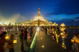 Du lịch ‘chữa lành’ trên núi Bà Đen: sáng săn mây, chiều dâng đăng, tối xem nhạc nước