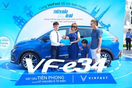 Đến Vincom chơi, được VinFast VF e34 đưa về nhà miễn phí