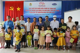 Đoàn công tác của Phó Chủ tịch nước đến thăm nhà máy sữa của Vinamilk trước Tết Nguyên đán