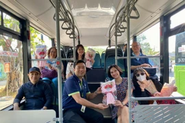 Phái nữ bất ngờ khi được tặng quà 8/3 trên xe VinBus